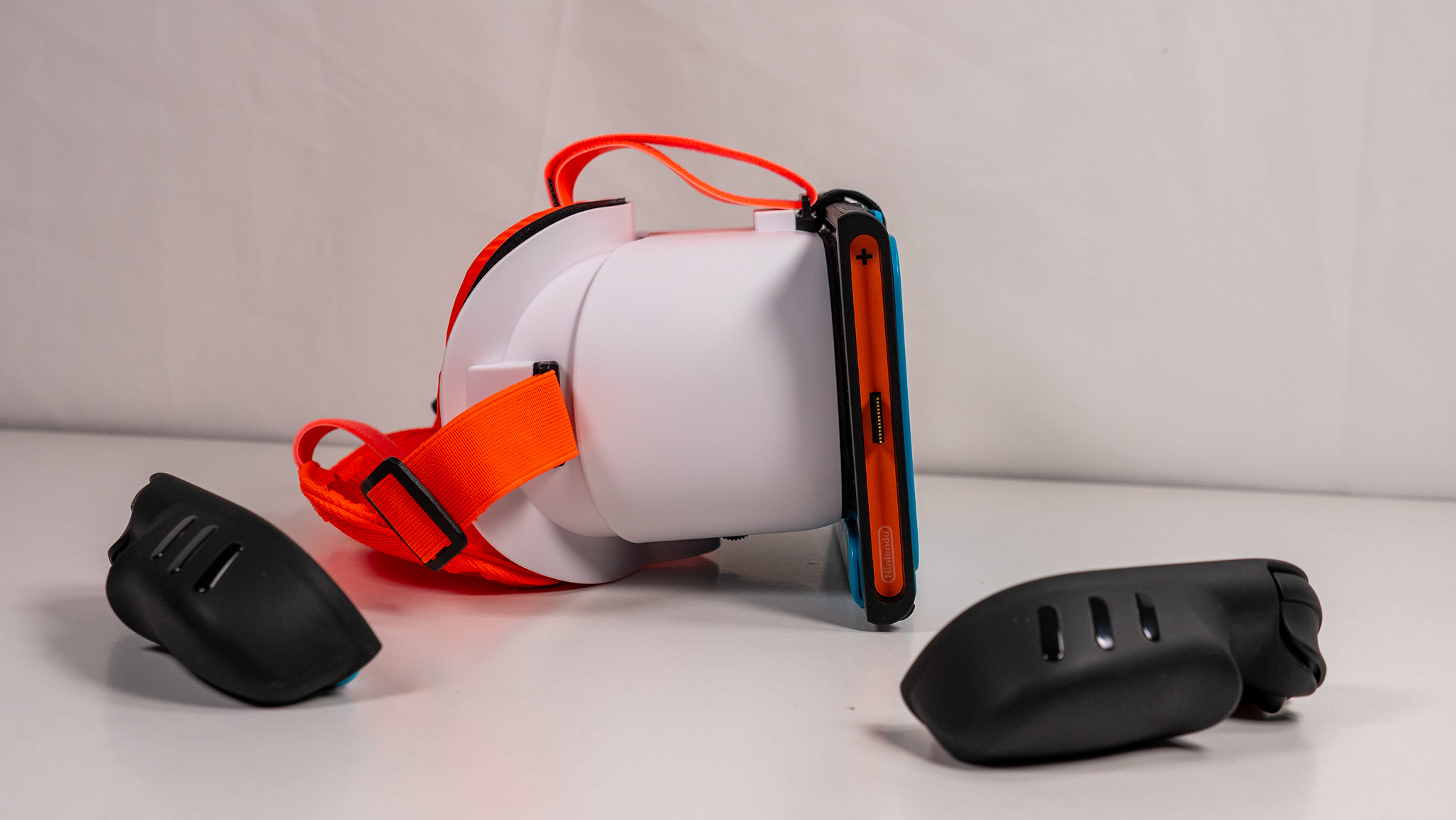 Ένα σετ μικροφώνου-ακουστικού STARTRC VR με τοποθετημένο Nintendo Switch 2