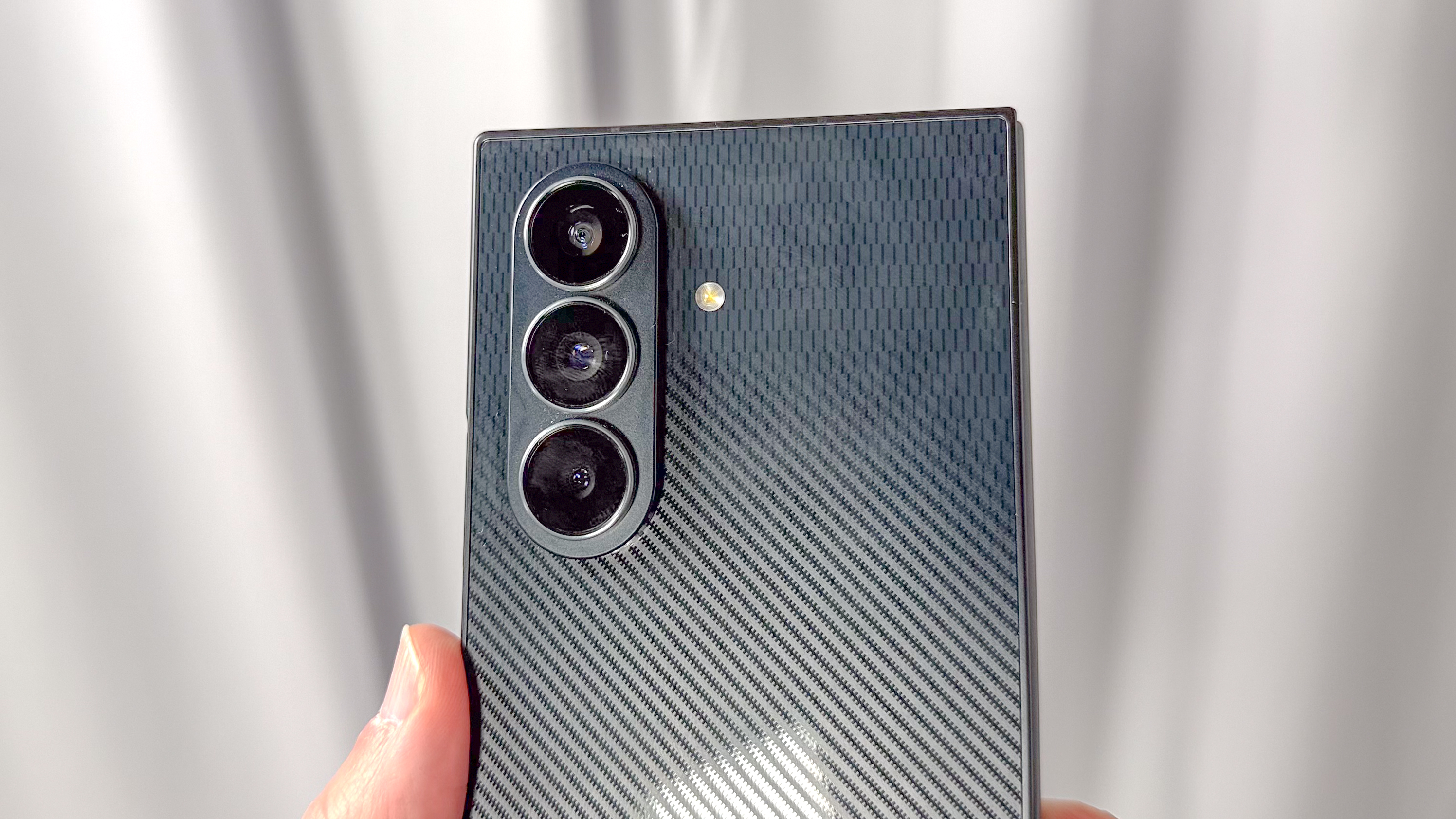 Το Galaxy Z TriFold φαίνεται στο χέρι