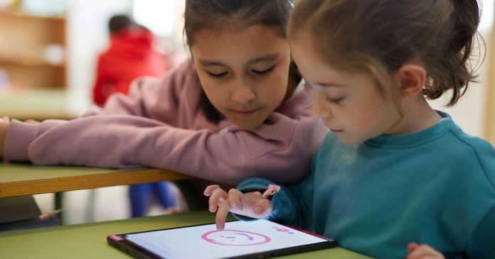 Ανακαλύψτε πώς η Vodafone στέκεται στο πλευρό των παιδιών στο διαδίκτυο με το Save Children!