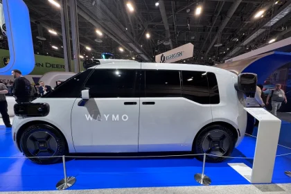 Η Waymo μετονομάζει το Zeekr robotaxi της