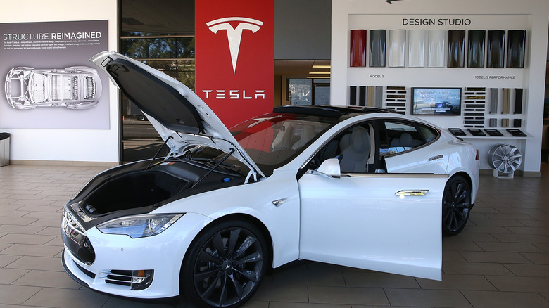 ένα όχημα Tesla που εκτίθεται σε μια αντιπροσωπεία
