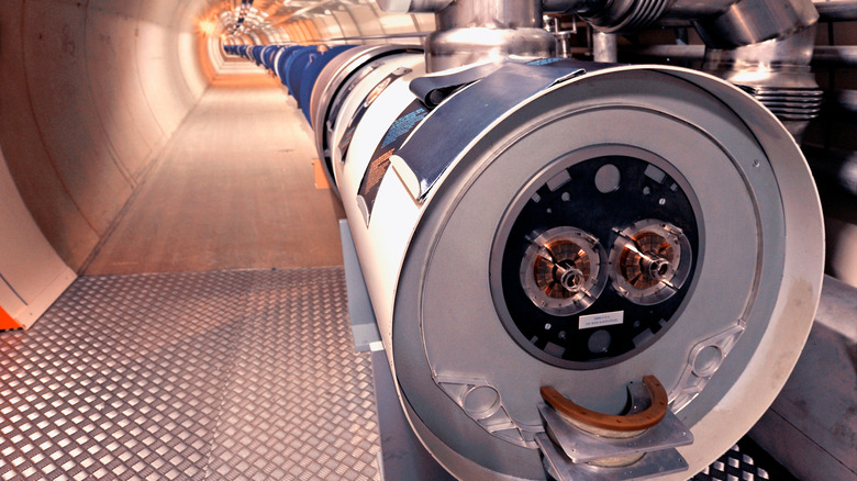 Κοντινό πλάνο μιας σήραγγας επιταχυντή σωματιδίων στο LHC και το CERN.