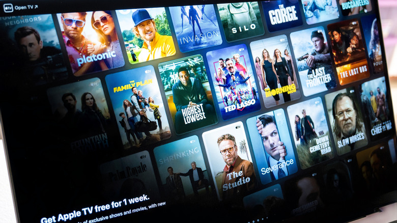 Apple TV ανοιχτό σε οθόνη τηλεόρασης