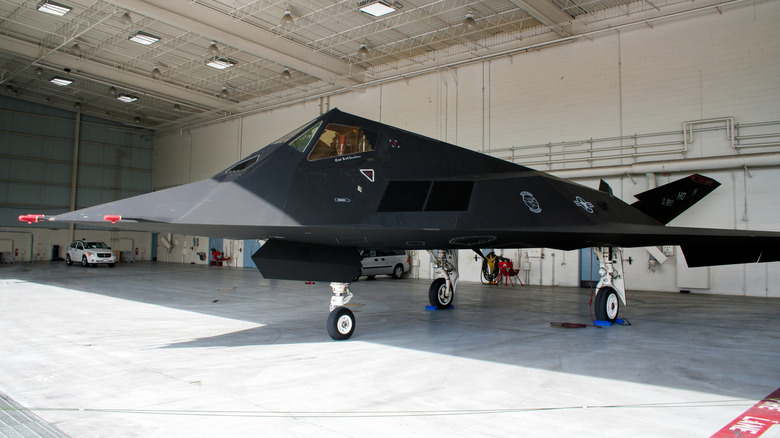 F-117 Nighthawk jet σε κρεμάστρα της Πολεμικής Αεροπορίας