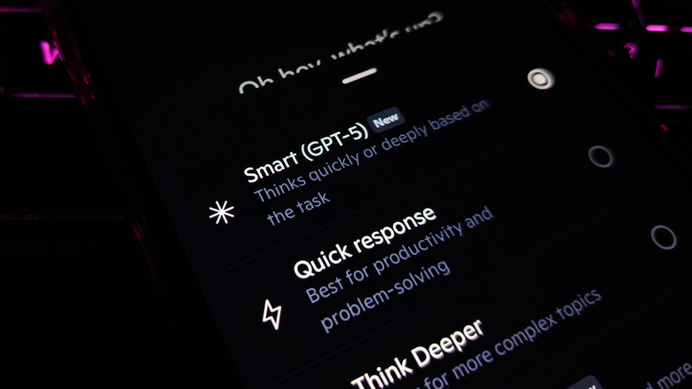 Copilot chatbot σε οθόνη τηλεφώνου