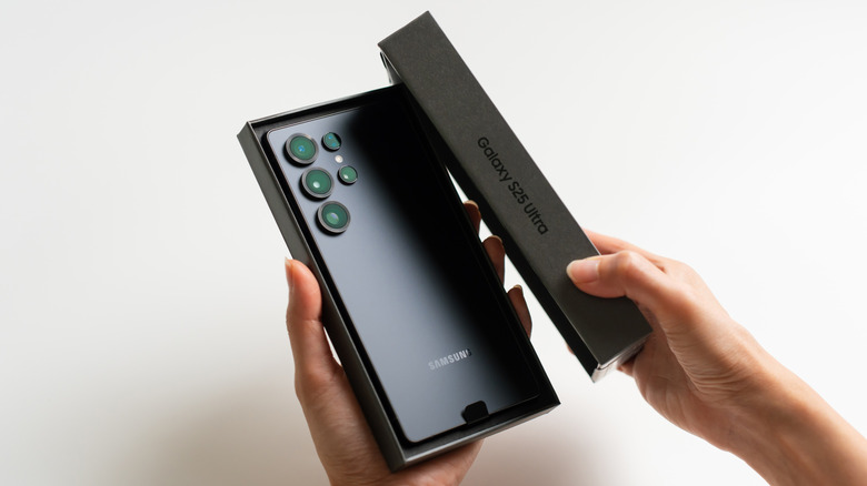 Το τηλέφωνο Galaxy S25 Ultra μέσα στο κουτί λιανικής