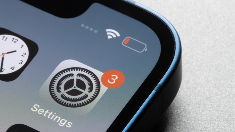 Ένα iPhone χωρίς σύνδεση κινητής τηλεφωνίας: Δεν εμφανίζονται γραμμές σήματος στο επάνω μέρος.