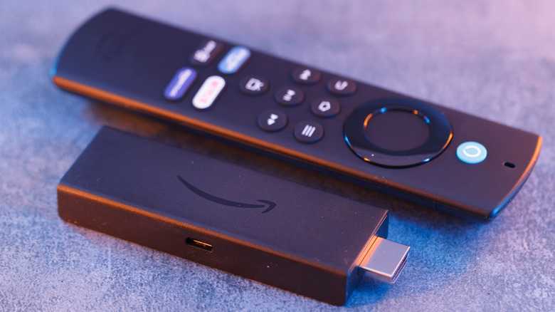 Κοντινό πλάνο μιας συσκευής τηλεόρασης Amazon Fire Stick και τηλεχειριστηρίου