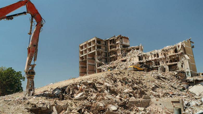 ένα κτίριο κατέρρευσε στο χώμα