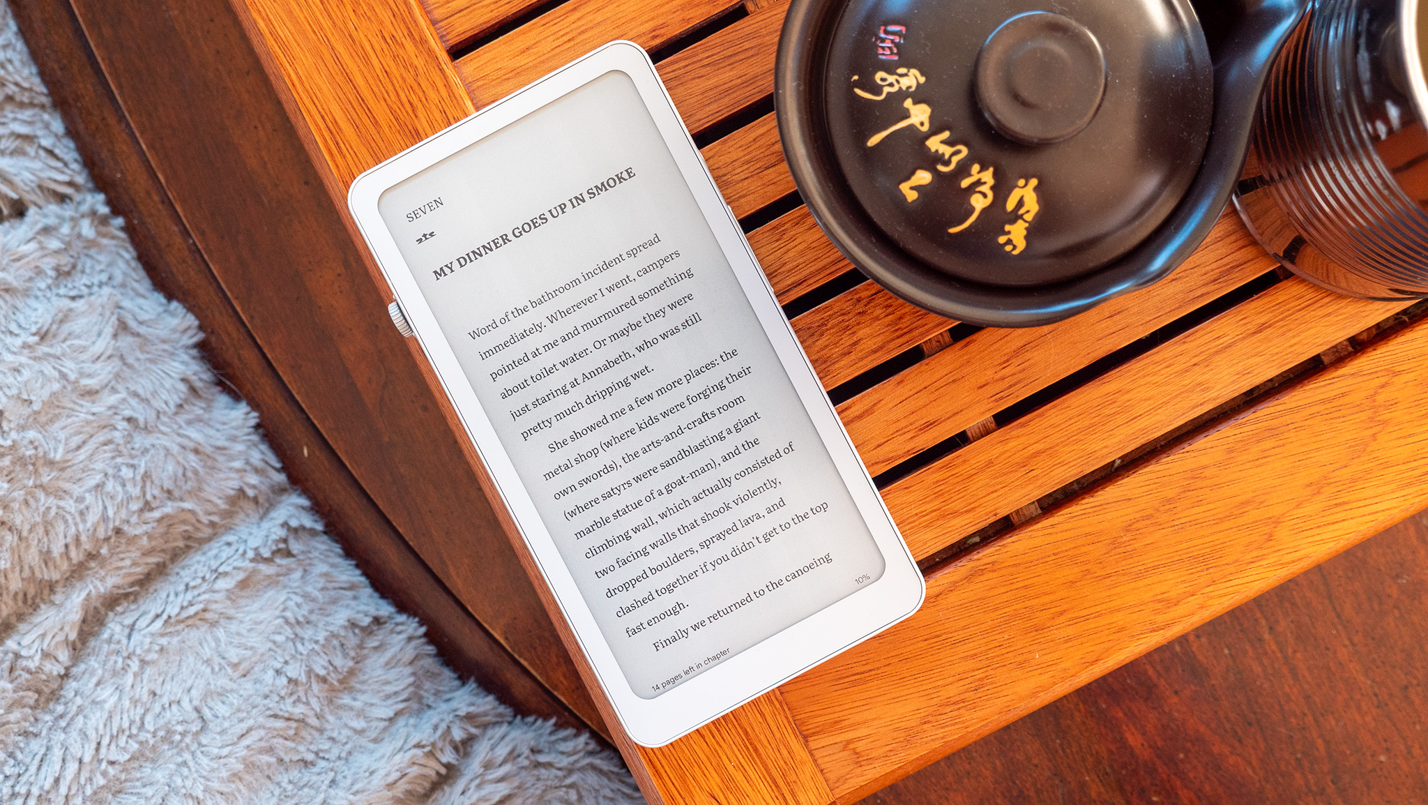 Διαβάζοντας τον Πέρσι Τζάκσον μέσω της εφαρμογής Βιβλία Google Play σε ένα DuRoBo Krono