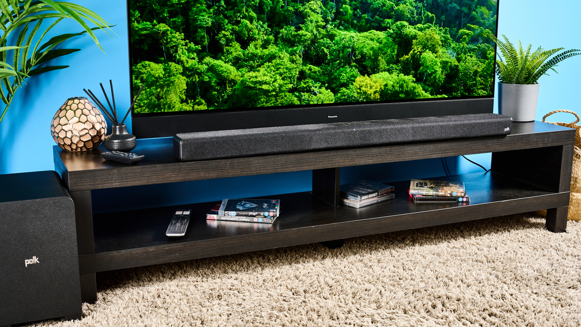 Απίστευτο! Δοκίμασα 16 soundbars το 2025 και οι καλύτερες επιλογές κάτω από 0, 0 και 0 θα σας ΞΑΦΝΙΑΣΟΥΝ! Το Polk Audio Signa S4 χρησιμοποιείται σε σαλόνι με μεγάλη τηλεόραση. Στην οθόνη της τηλεόρασης είναι μια σκηνή με πράσινο δάσος. Στο βάθος διακρίνεται ένας μπλε τοίχος.