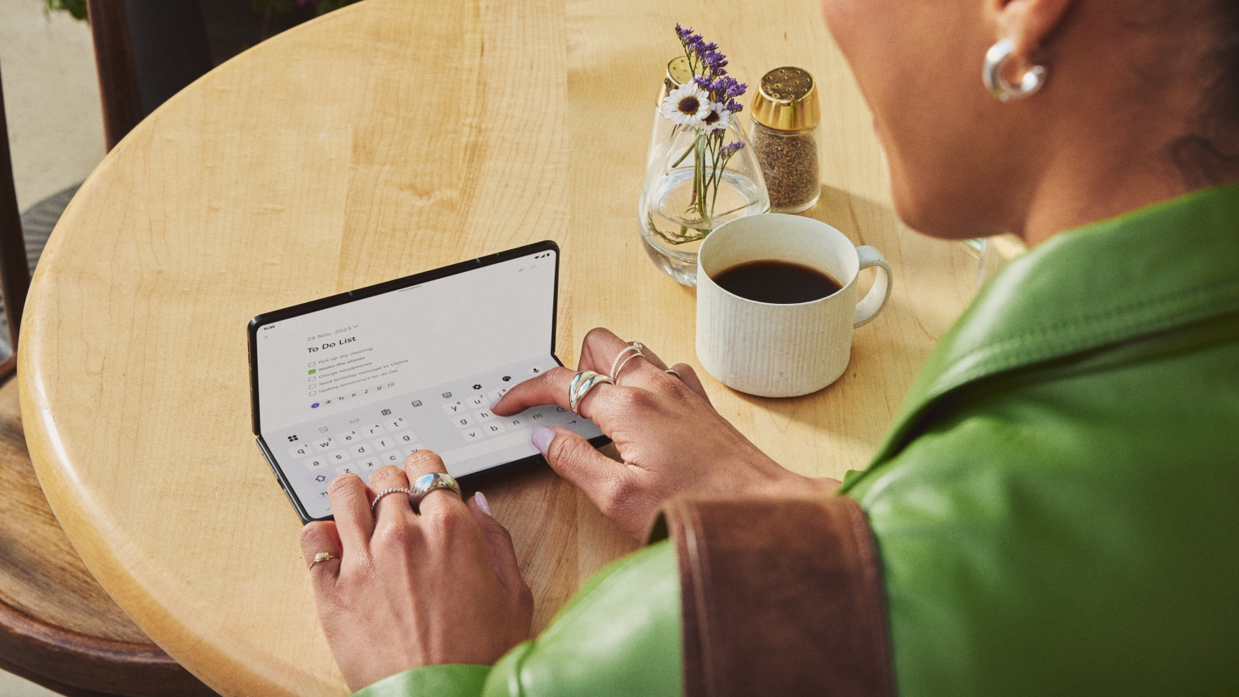 Motorola Razr Fold διπλωμένο υπό γωνία με πληκτρολόγιο και σημειωματάριο στην οθόνη