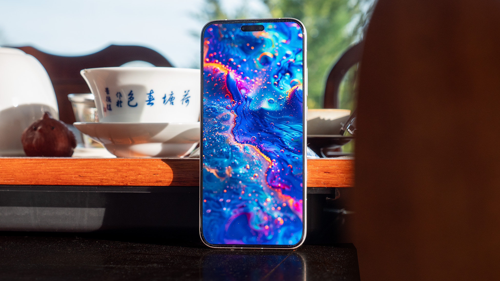 Το Honor Magic 8 Pro με πολύχρωμη ταπετσαρία από την εφαρμογή Backdrops