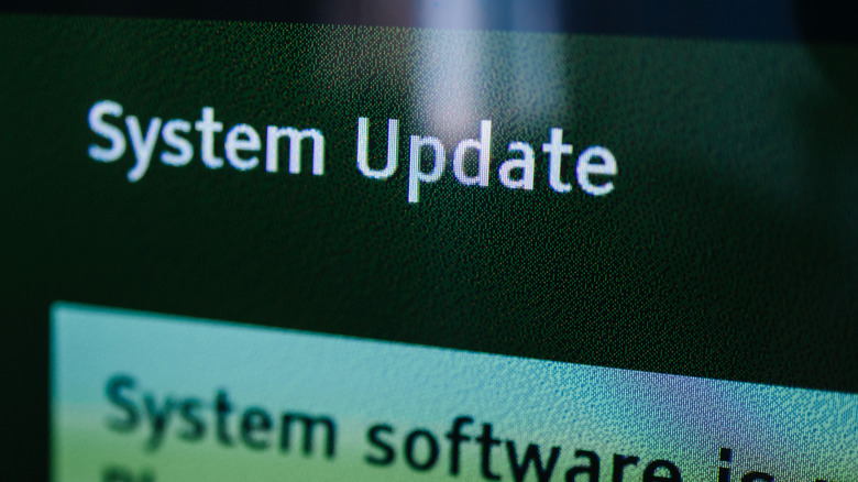 Μήνυμα ενημέρωσης συστήματος σε οθόνη τηλεόρασης