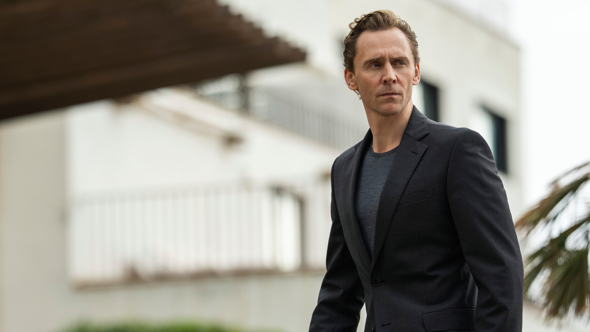 Ο Jonathan Pine (Tom Hiddleston) με μαύρο κοστούμι σε μια σκηνή από "Ο Νυχτερινός Διαχειριστής" σεζόν 2