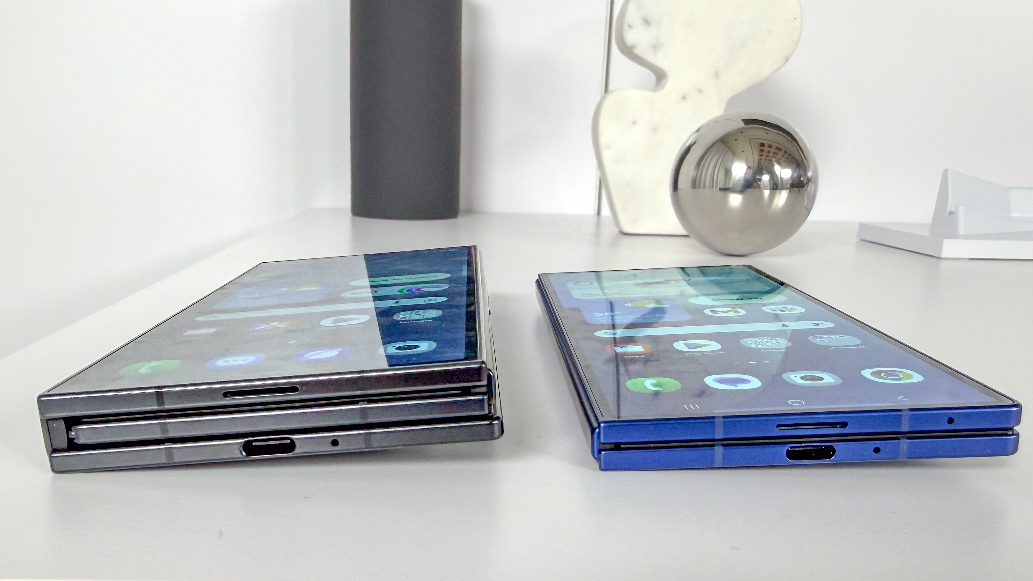 Το Galaxy Z TriFold φαίνεται στο χέρι