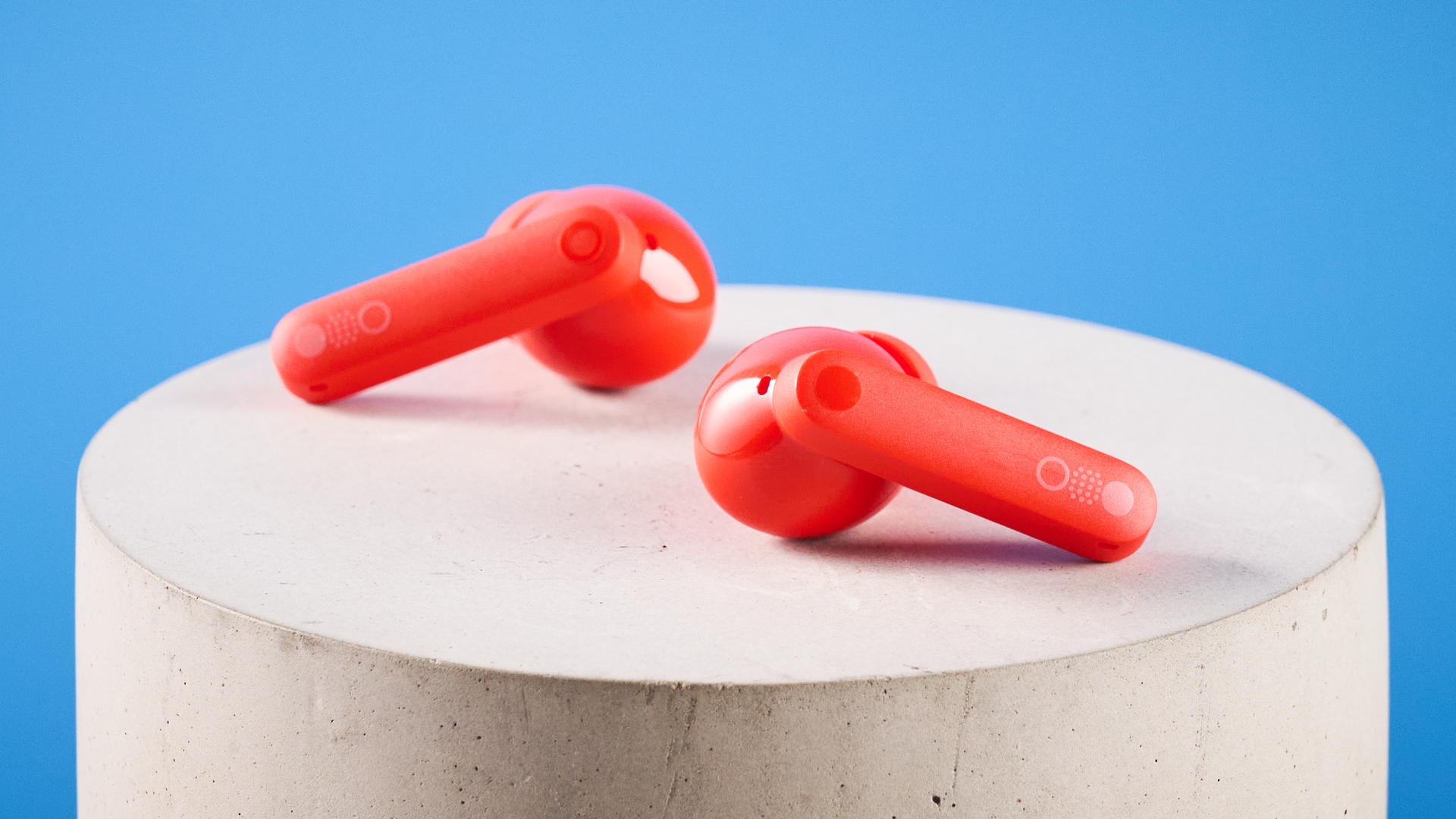 το τίποτα cmf buds pro 2 cmf από το τίποτα buds pro 2 σε έντονο πορτοκαλί που εμφανίζεται στη θήκη φόρτισης έξυπνου επιλογέα σε φόντο μπλε οδηγό Tom's