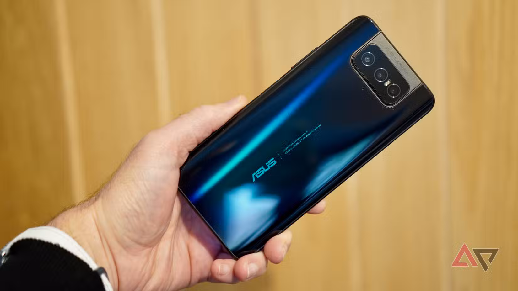Ένα άτομο που κρατά το Asus Zenfone 7 Pro