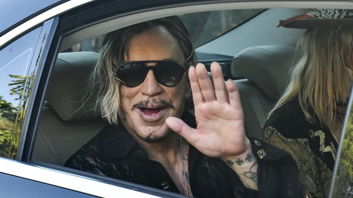 ΣΑΝ ΒΟΜΒΑ: Ο Mickey Rourke Αποσύρεται από τον Σάλο του GoFundMe – Τι Κρύβεται Πίσω από αυτή την Απόφαση;