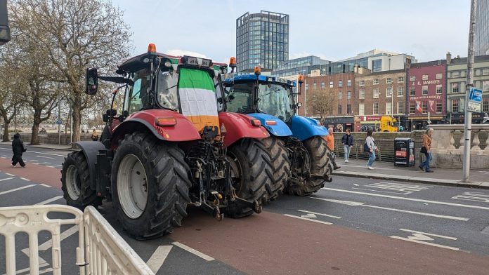 «Ιρλανδία: Οργή για τη Ραγδαία Άνοδο Τιμών Καυσίμων!»