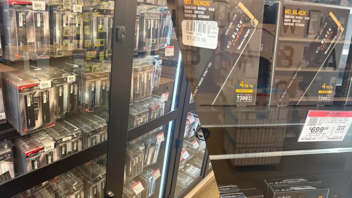 «Πλήρες απόθεμα: Γιατί οι RAM και SSD πωλούνται χρυσά στο Micro Center»