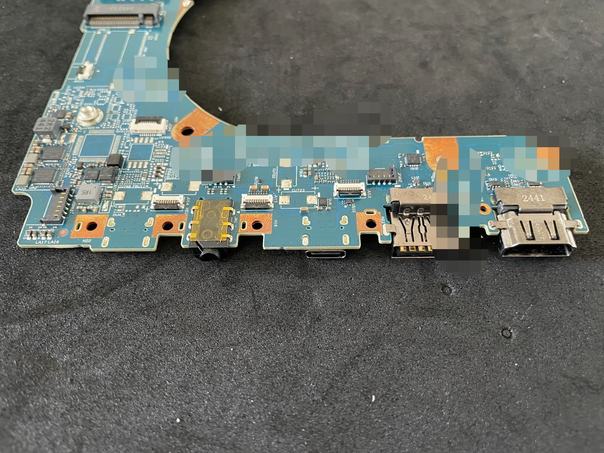 Μια κοντινή λήψη μιας πλακέτας κυκλώματος που διαθέτει διάφορες θύρες.