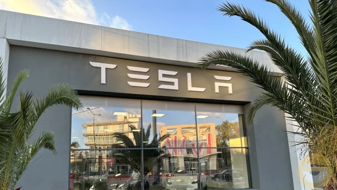 «Η Tesla σχεδιάζει φθηνότερο EV, καθυστερούν τα robotaxis»