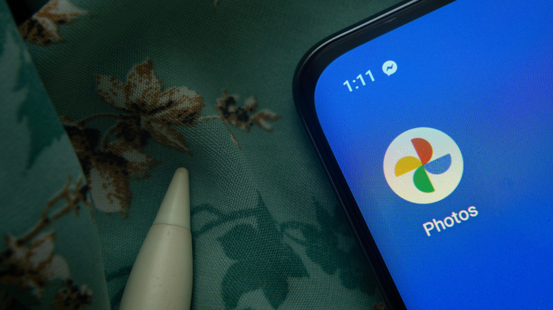 Το εικονίδιο της εφαρμογής Google Photos εμφανίζεται σε ένα smartphone