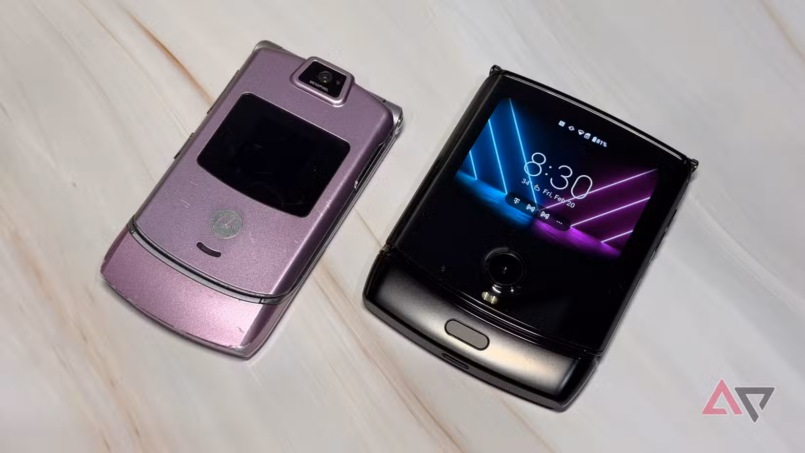 Το παλαιότερο Motorola Razr δίπλα στο Motorola Razr από το 2019