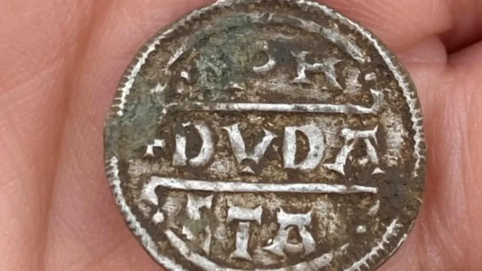 Ανακάλυψη σπάνιων αγγλοσαξονικών νομισμάτων από ανιχνευτές μετάλλων