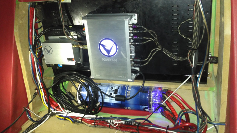 Ένα αναβαθμισμένο ηχοσύστημα αυτοκινήτου με αποκλειστικό ενισχυτή και κάθε είδους καλωδίωση.