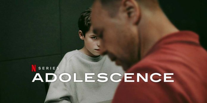 Σκηνή από τη σειρά Adolescence του Netflix με ηθοποιούς σε αστυνομικό τμήμα