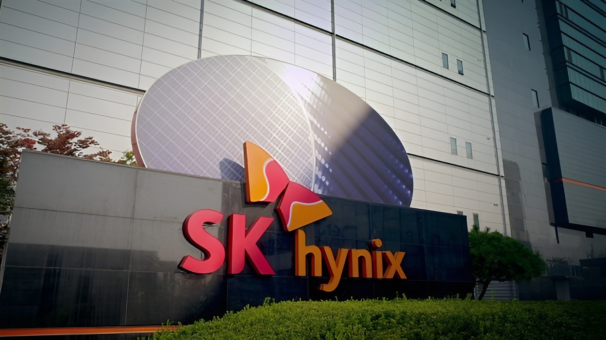 Το εξωτερικό του κτιρίου SK hynix διαθέτει ένα μεγάλο λογότυπο με στυλιζαρισμένο σχέδιο πεταλούδας μπροστά από μια μεταλλική πρόσοψη.