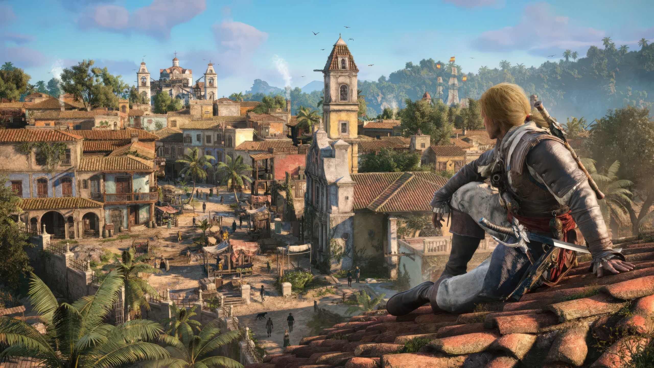 Ένας χαρακτήρας από το Assassin's Creed IV: Black Flag 않 κάθεται σε μια σκεπή κοιτάζοντας μια λεπτομερή αποικιακή πόλη με έναν επιβλητικό ναό στο φόντο.