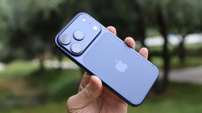iPhone 18 – Πόσο θα κοστίσει στην Ελλάδα — και γιατί δεν φταίει μόνο η Apple χέρι που κρατά iPhone