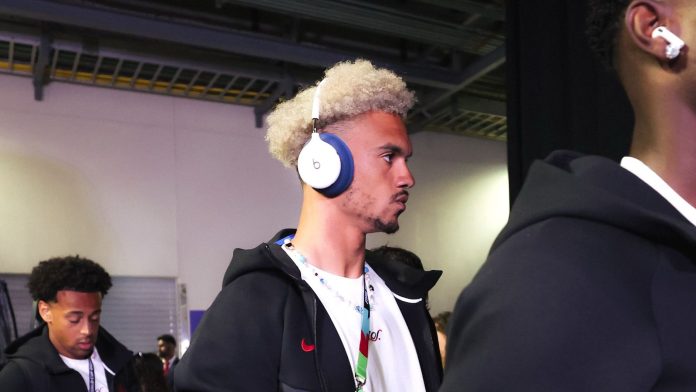 Antonee Robinson κυκλοφορεί τα νέα ακουστικά Two-Tone Beats στο Παγκόσμιο Κύπελλο Antonee Robinson κυκλοφορεί τα νέα ακουστικά Two-Tone Beats στο Παγκόσμιο Κύπελλο