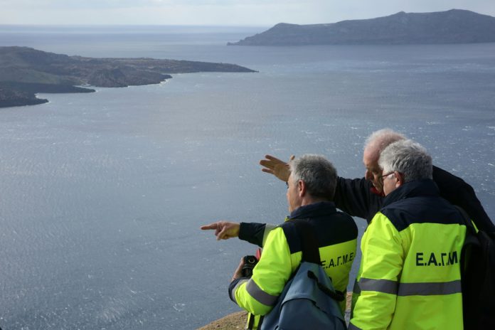 «Ανακαλύψεις στον βυθό της Σαντορίνης: Σεισμοί & Μάγμα» «Ανακαλύψεις στον βυθό της Σαντορίνης: Σεισμοί & Μάγμα»