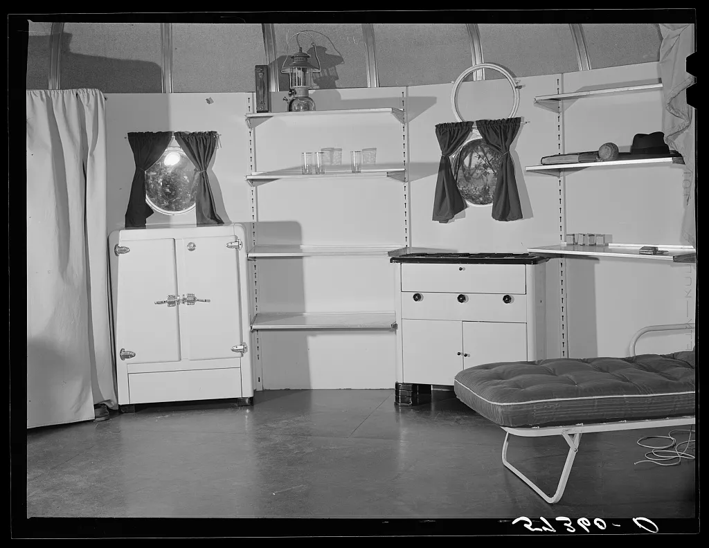 Εσωτερικό του Dymaxion House με στρογγυλεμένα παράθυρα.