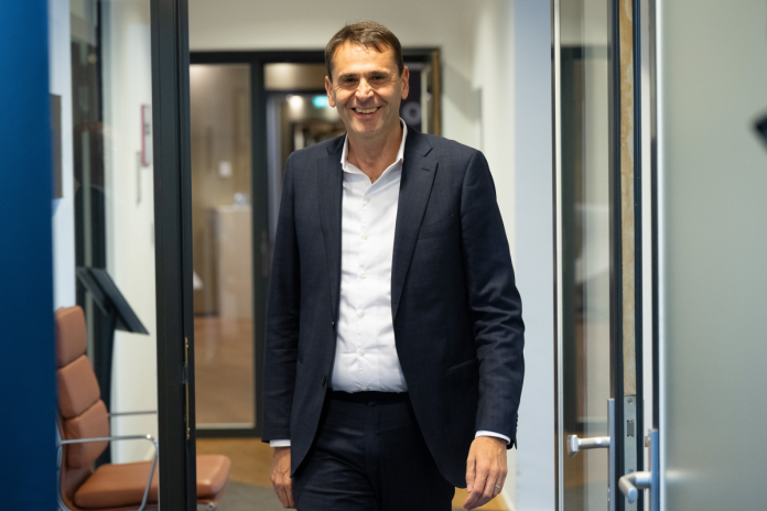 ΗΠΑ: Πώς το κορυφαίο εργαλείο τσιπ της ASML φτάνει στην Κίνα; ΗΠΑ: Πώς το κορυφαίο εργαλείο τσιπ της ASML φτάνει στην Κίνα;