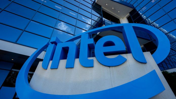 Η Apple ενώνει δυνάμεις με την Intel, σύμφωνα με τον Trump