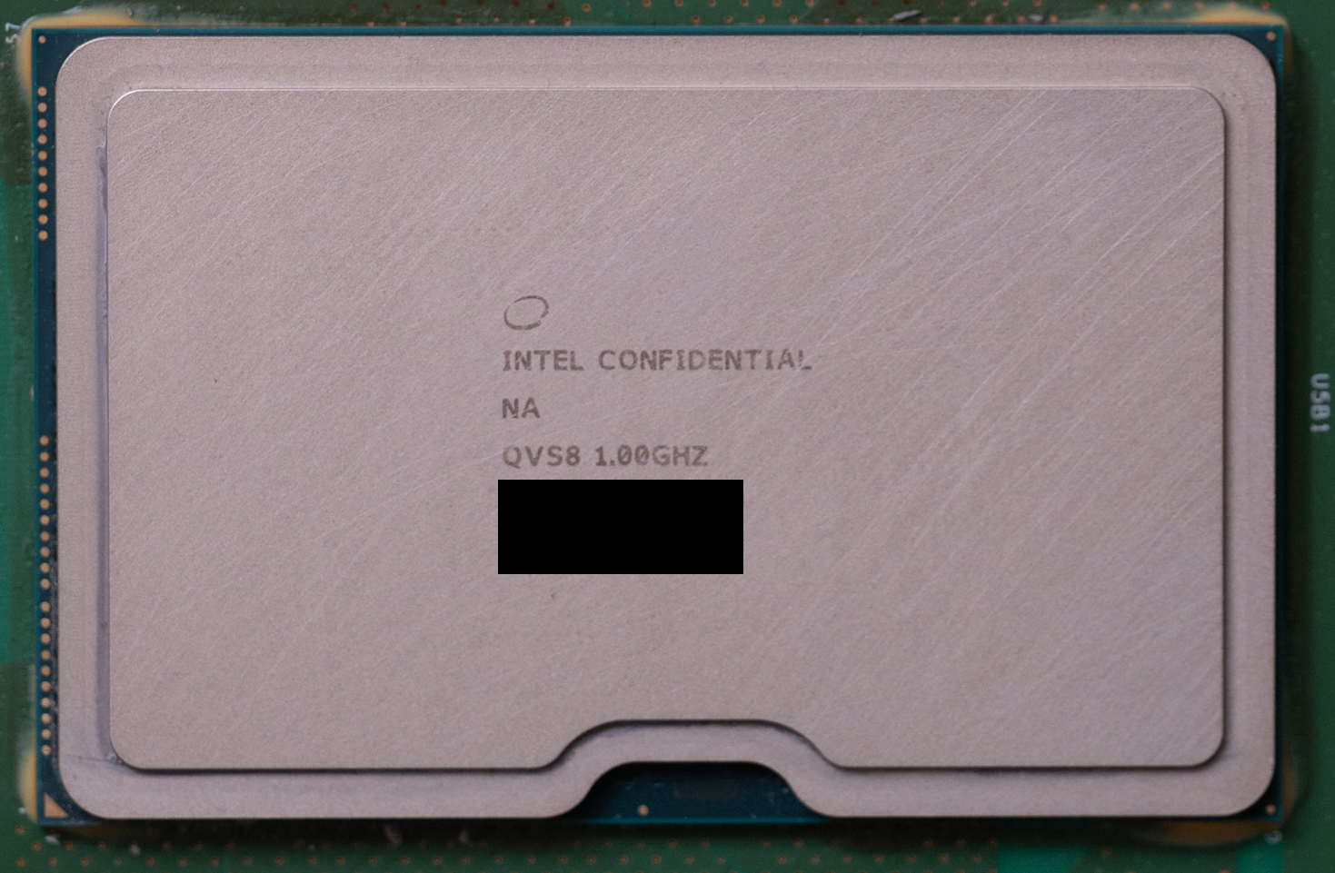 Κοντινό πλάνο της GPU Intel με την ένδειξη 'INTEL CONFIDENTIAL'.