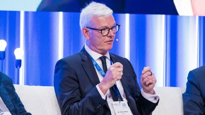 Oliver Bleck (Roche): Γιατί οι στρατηγικές επενδύσεις ενισχύουν την καινοτομία στη φαρμακευτική επιστήμη Oliver Bleck (Roche): Γιατί οι στρατηγικές επενδύσεις ενισχύουν την καινοτομία στη φαρμακευτική επιστήμη