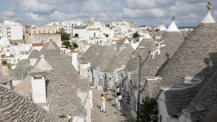 Ιταλιάνοι αντιμετωπίζουν τον καύσωνα σε μεσαιωνικά σπίτια
