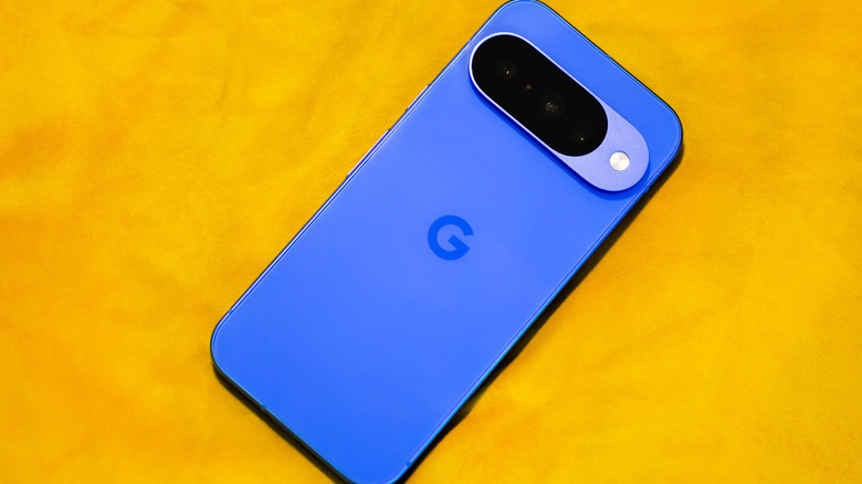 Το Google Pixel 10 βρίσκεται επίπεδο σε μια κίτρινη επιφάνεια
