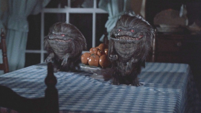 Critters μαζί σε ένα τραπέζι κουζίνας στο Critters