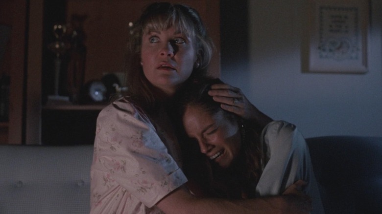 Η Nadine Van der Velde κρατείται από τον Dee Wallace στο Critters