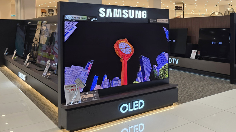 Μια τηλεόραση OLED Samsung στην οθόνη