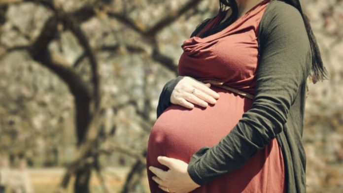 Εγκυμοσύνη: Ο κίνδυνος αποβολής από σκύψιμο και περπάτημα