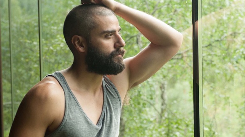 Ο Nathan (Oscar Isaac) κοιτάζει έξω από ένα παράθυρο στην Ex Machina