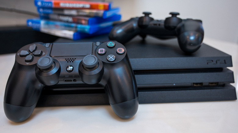 Δύο χειριστήρια δίπλα σε μια κονσόλα PlayStation 4 Pro τελευταίας γενιάς